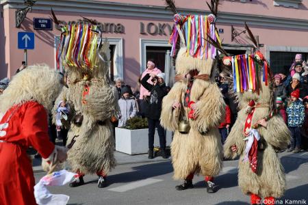 Kamnik so obiskali koranti iz Zamušanov pri Ptuju in v mestno jedro privabili nepregledno množico, željno ogleda tradicionalne pustne šege (38)